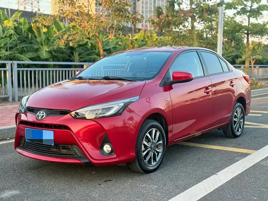 Toyota Yaris L — фото 1