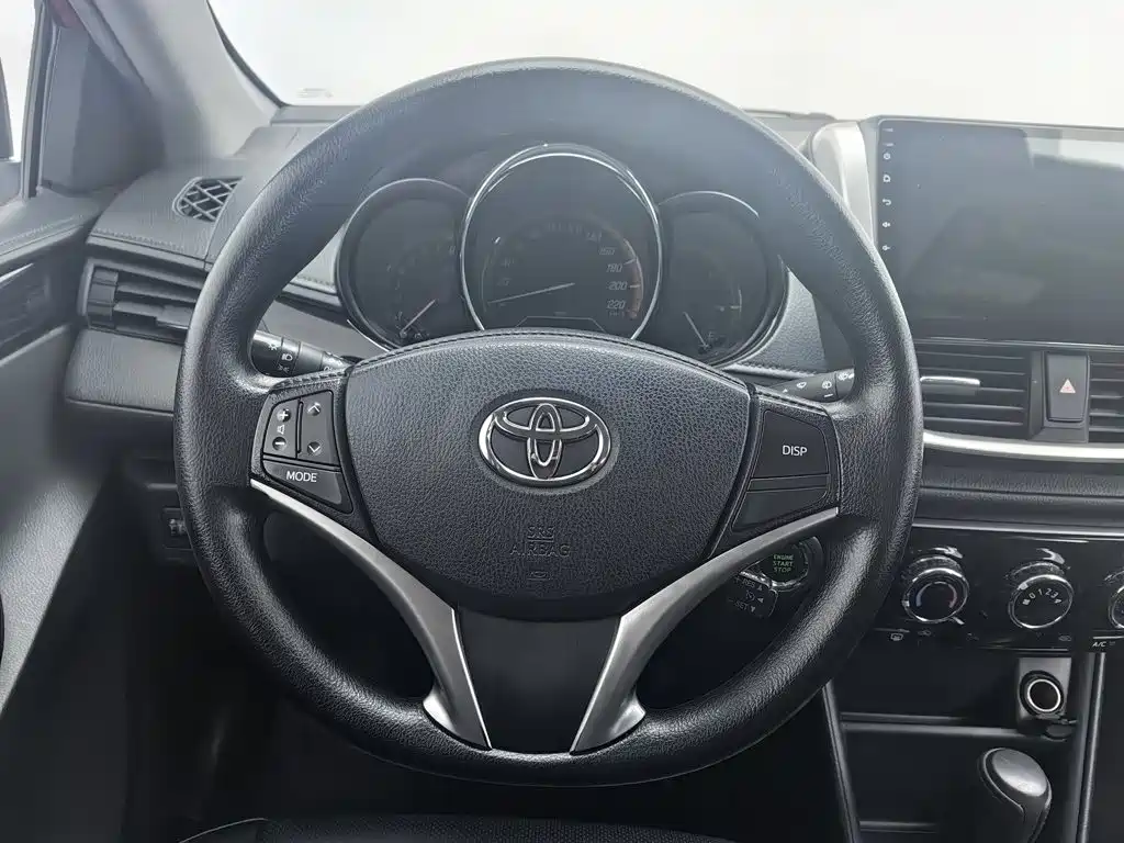 Toyota Yaris L — фото 11