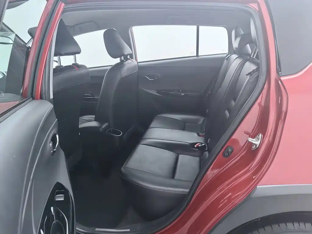 Toyota Yaris L — фото 15