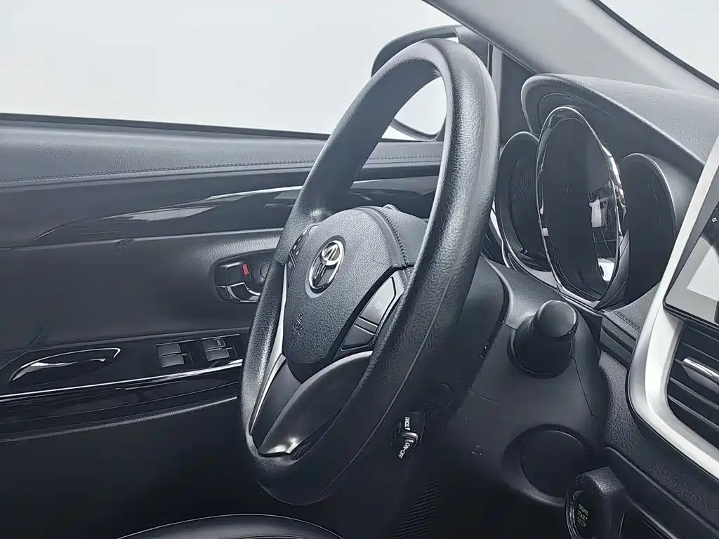 Toyota Yaris L — фото 22