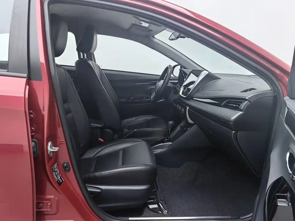 Toyota Yaris L — фото 23