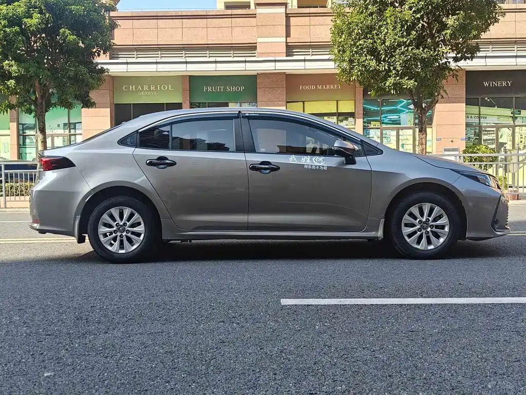 Toyota Corolla — фото 7