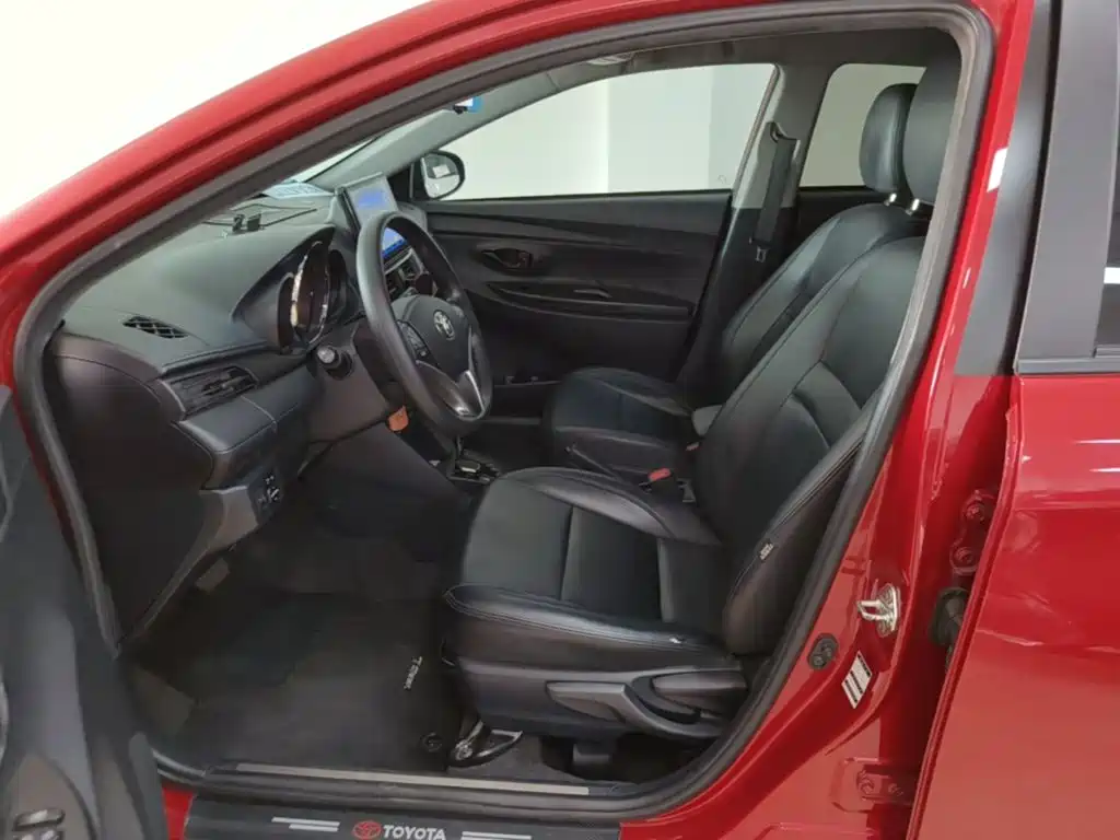 Toyota Yaris L — фото 14
