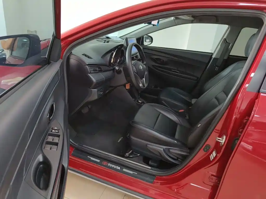 Toyota Yaris L — фото 15