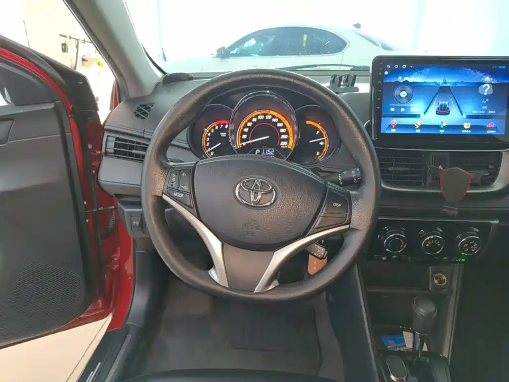 Toyota Yaris L — фото 10