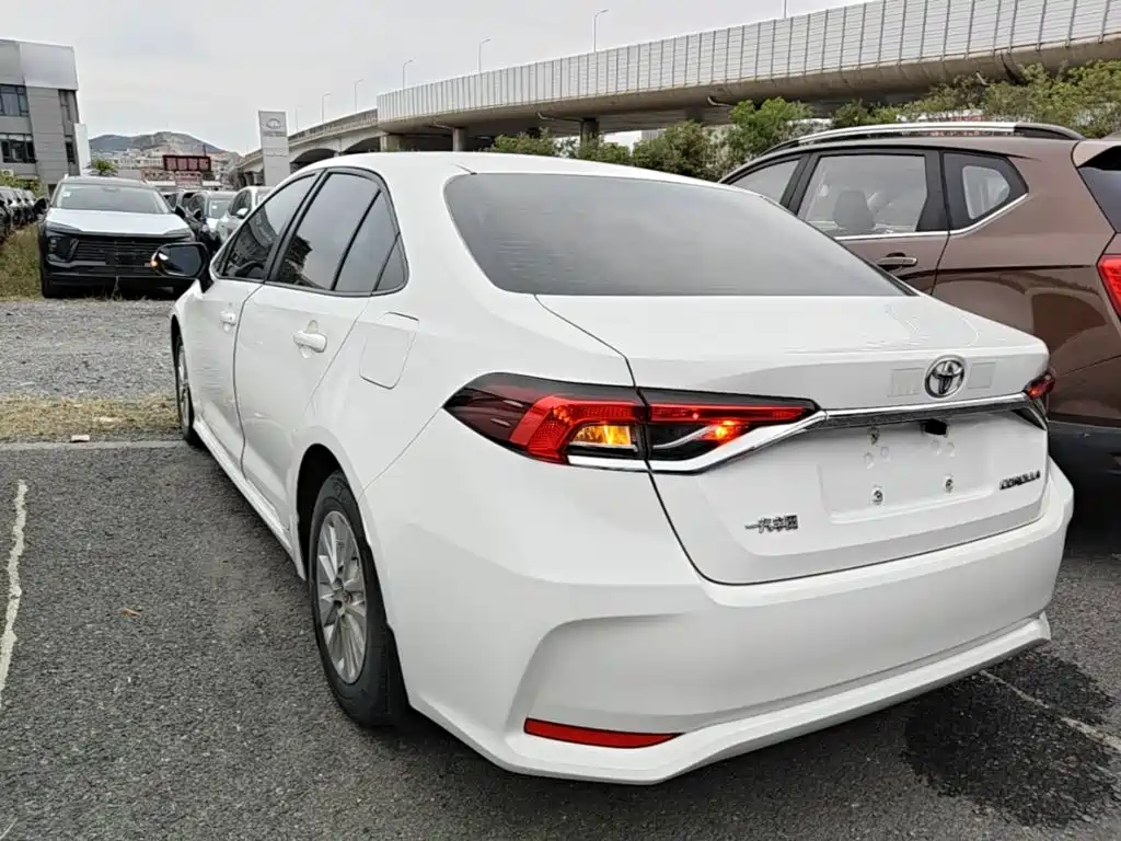 Toyota Corolla — фото 4