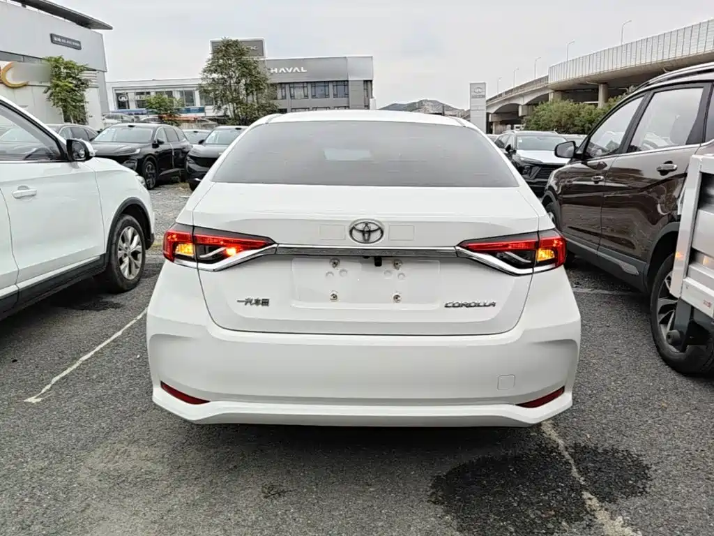 Toyota Corolla — фото 5