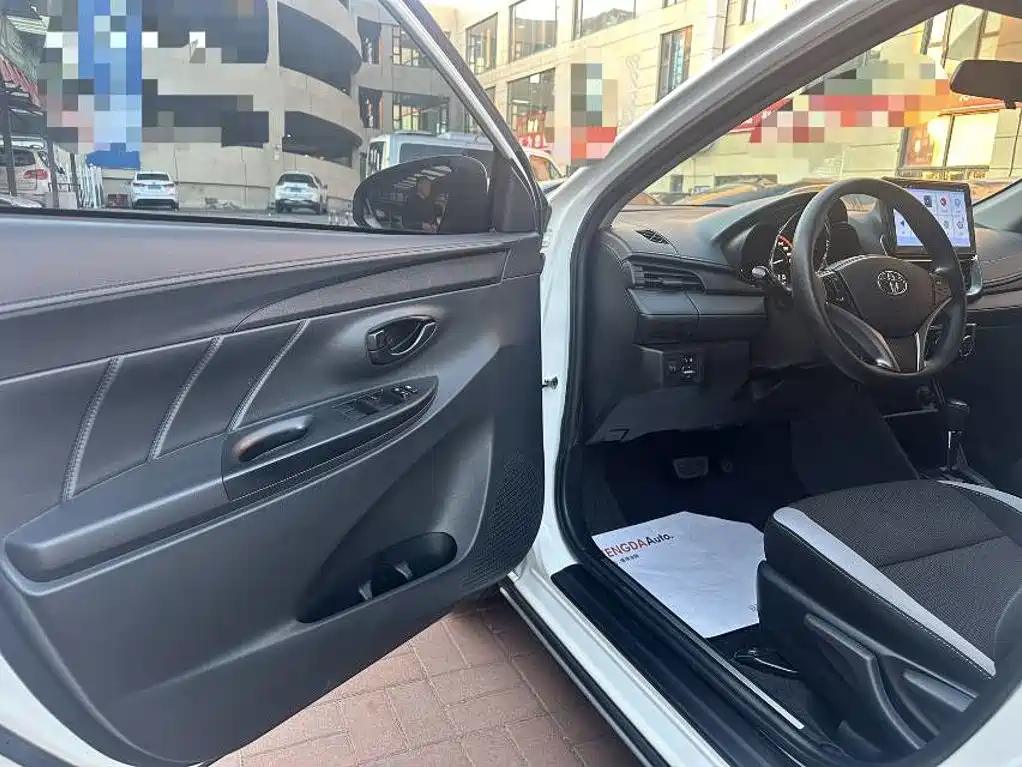 Toyota Yaris L — фото 3