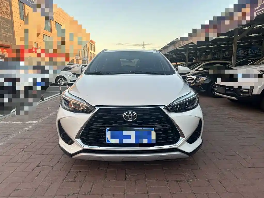 Toyota Yaris L — фото 1