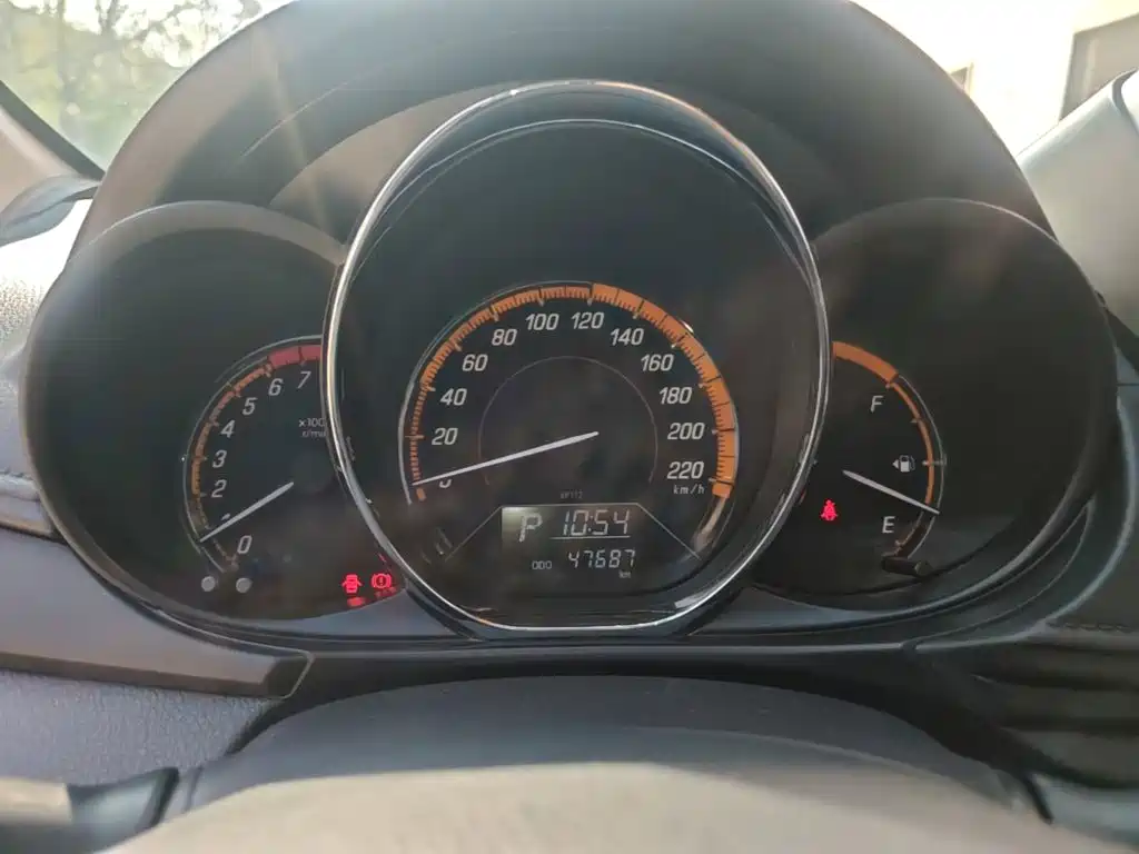 Toyota Yaris L — фото 11