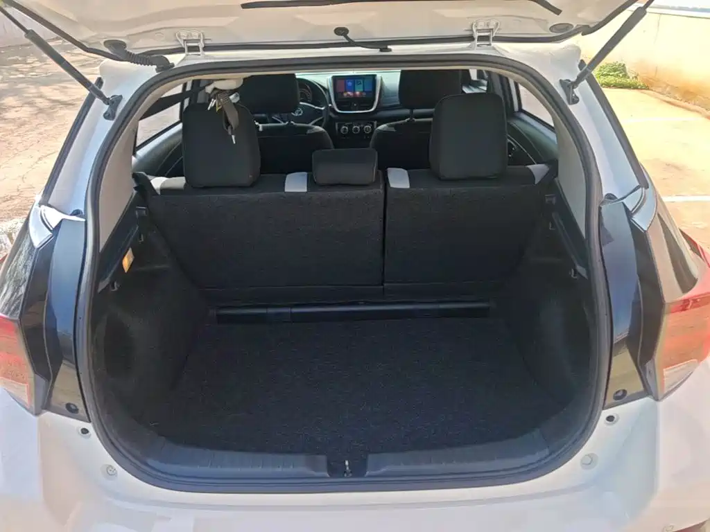 Toyota Yaris L — фото 18