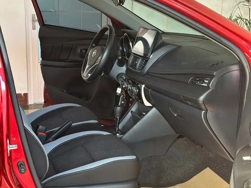 Toyota Yaris L — фото 11