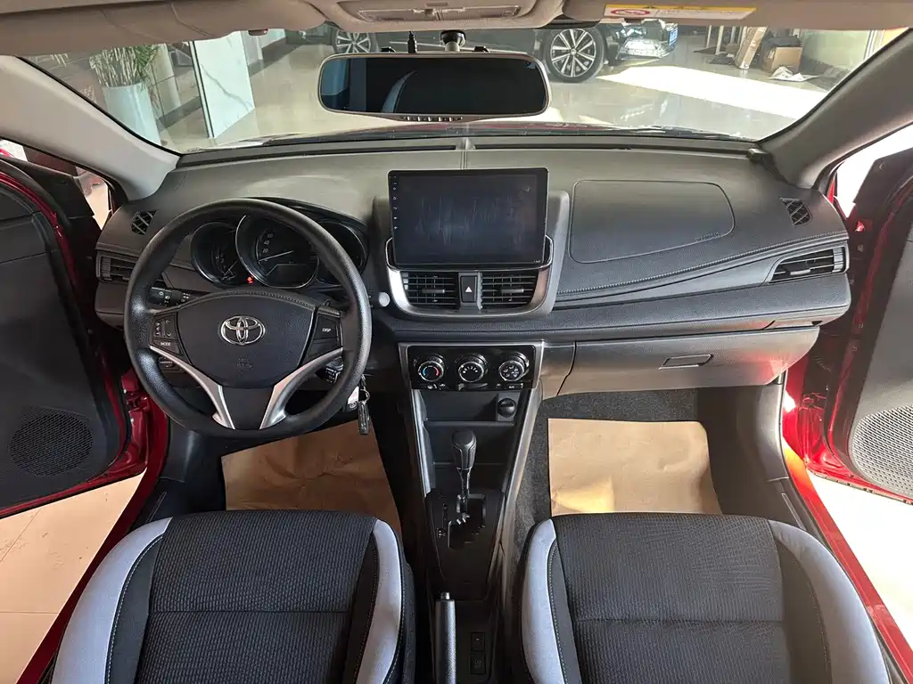 Toyota Yaris L — фото 16