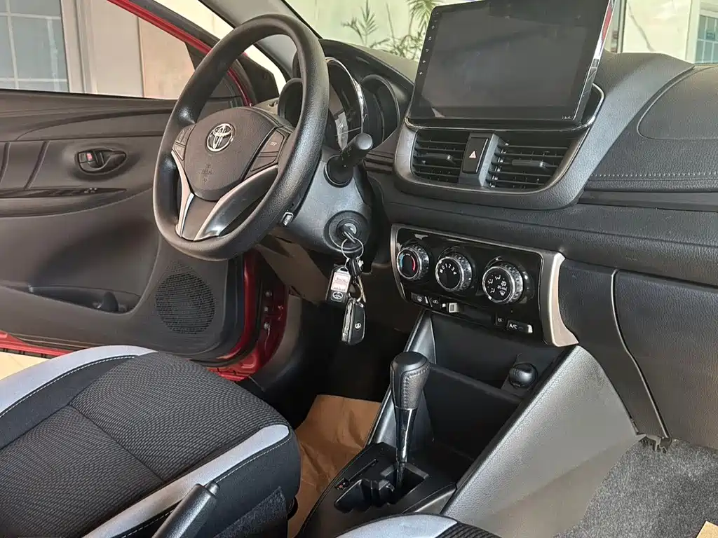 Toyota Yaris L — фото 17