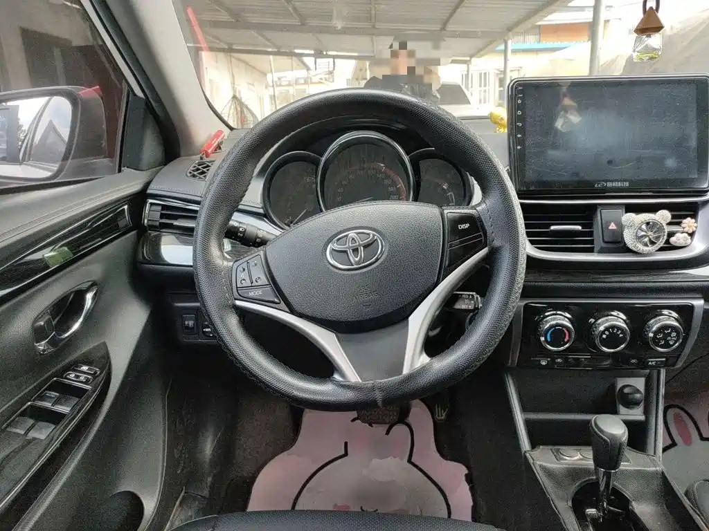 Toyota Yaris L — фото 13