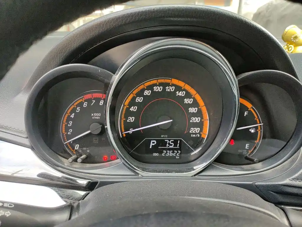 Toyota Yaris L — фото 14