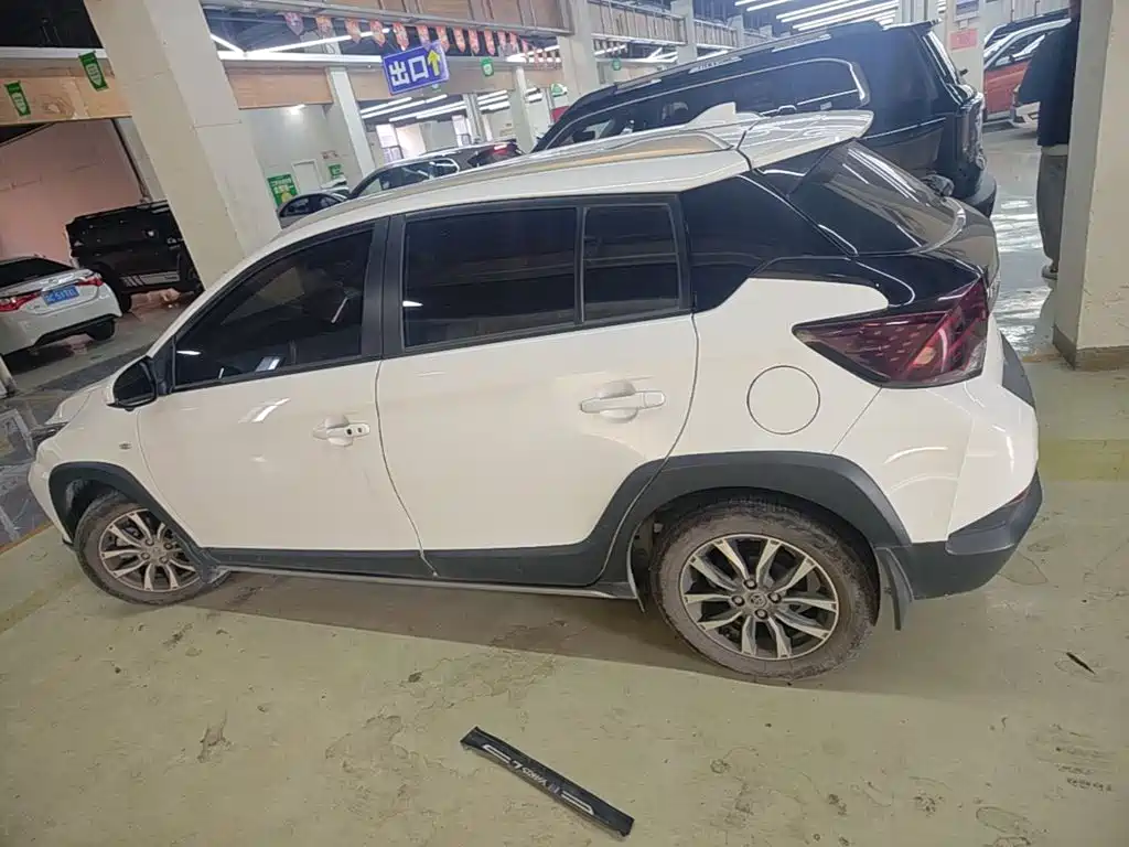 Toyota Yaris L — фото 5