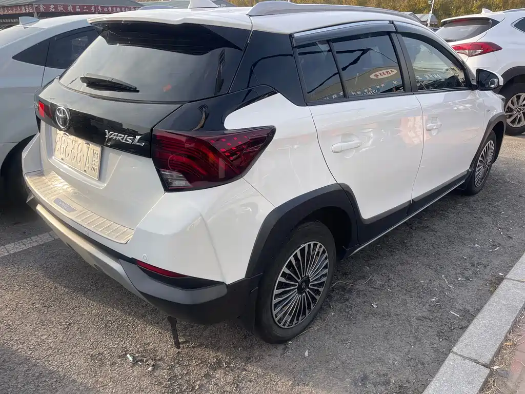 Toyota Yaris L — фото 11