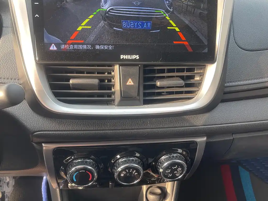 Toyota Yaris L — фото 4