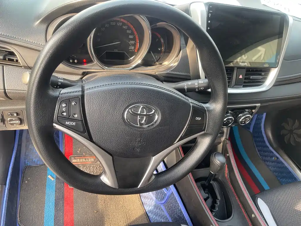 Toyota Yaris L — фото 7