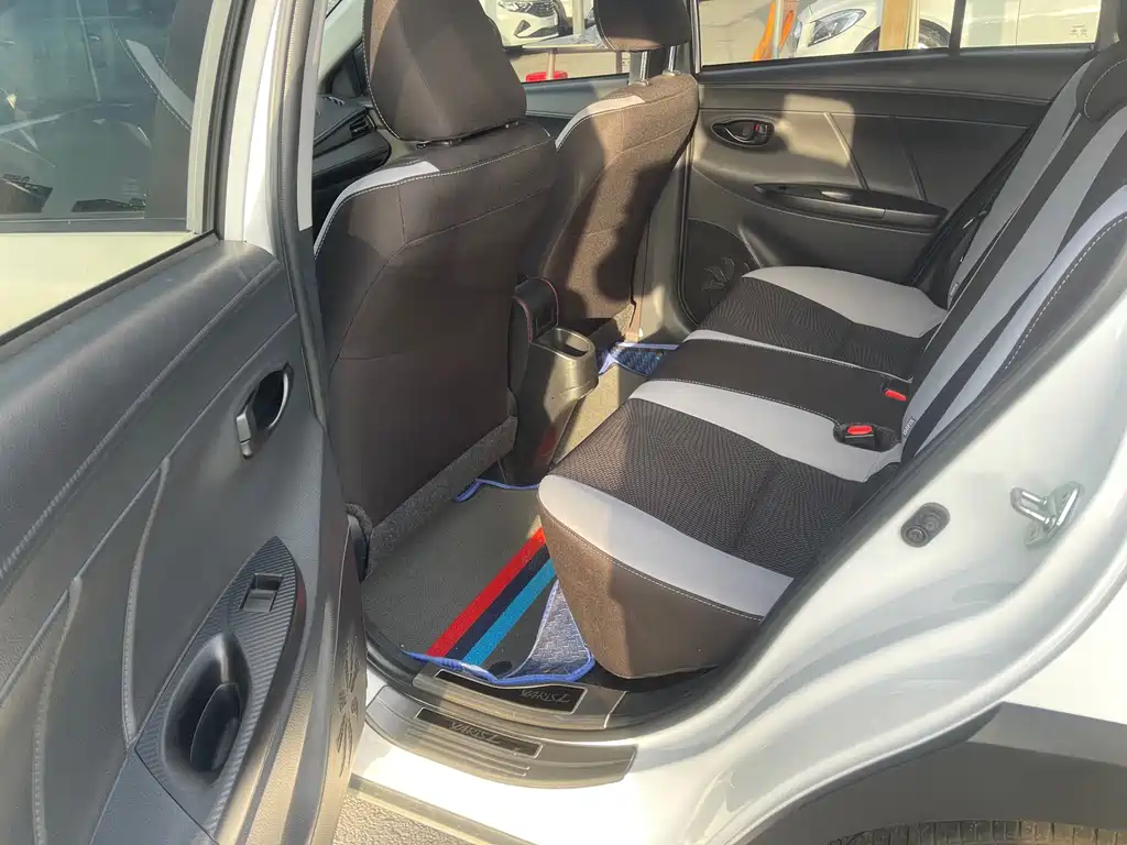 Toyota Yaris L — фото 8