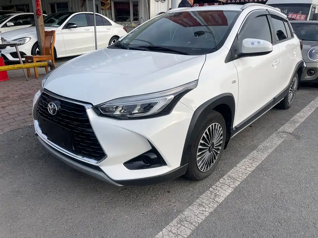 Toyota Yaris L — фото 1
