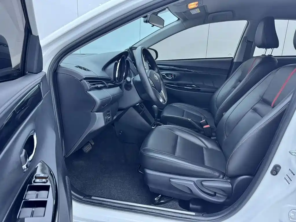 Toyota Yaris L — фото 14