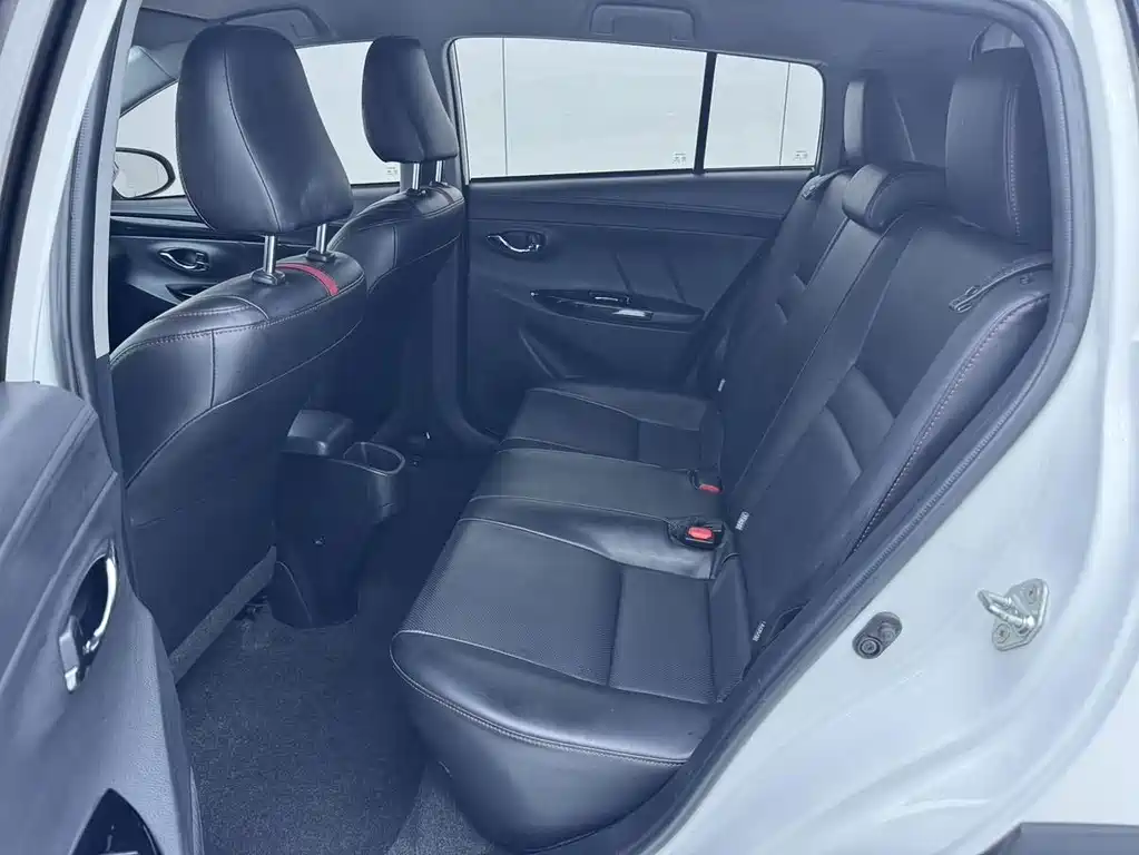 Toyota Yaris L — фото 7