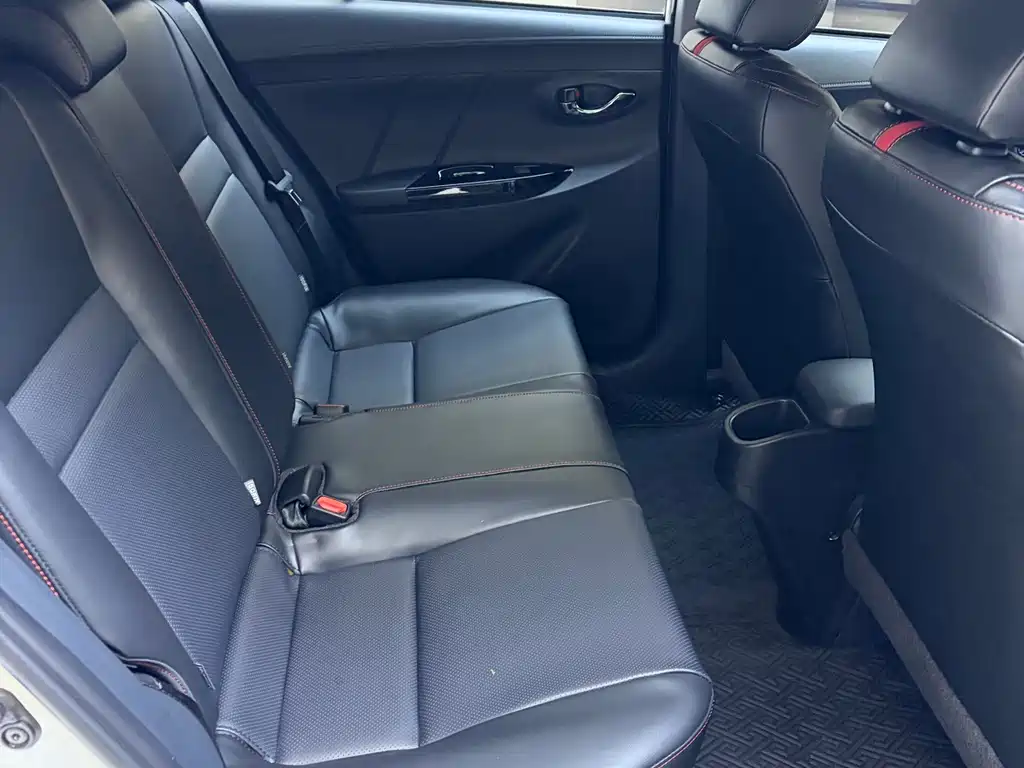 Toyota Yaris L — фото 11