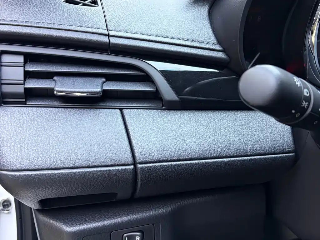 Toyota Yaris L — фото 14
