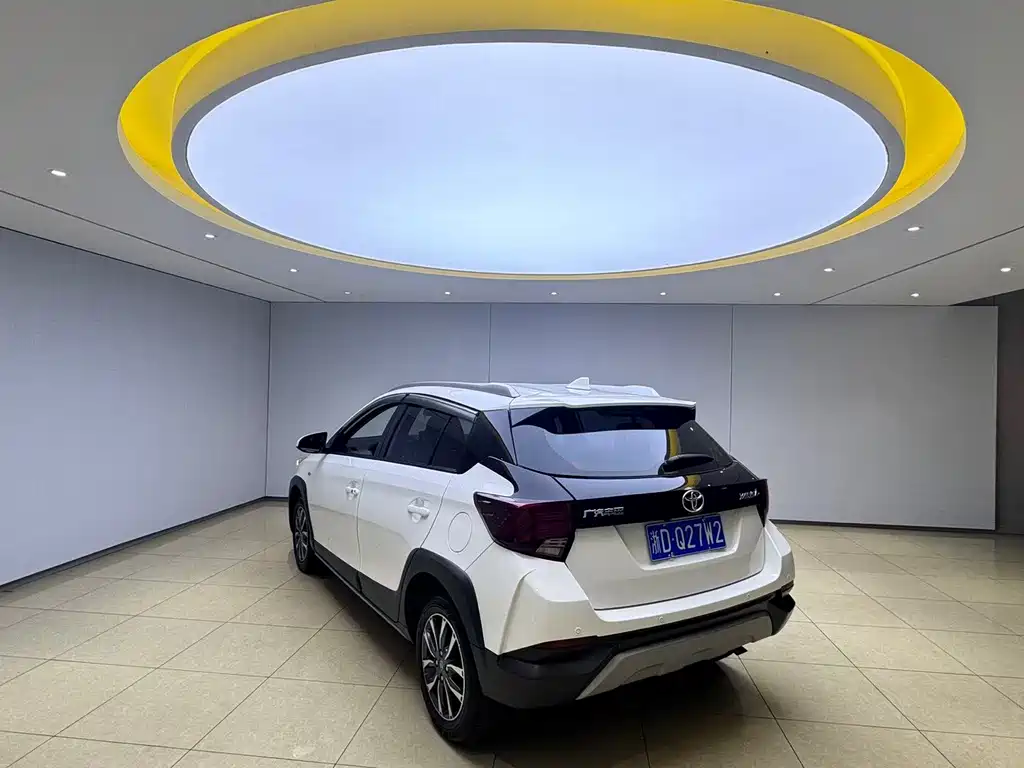 Toyota Yaris L — фото 4