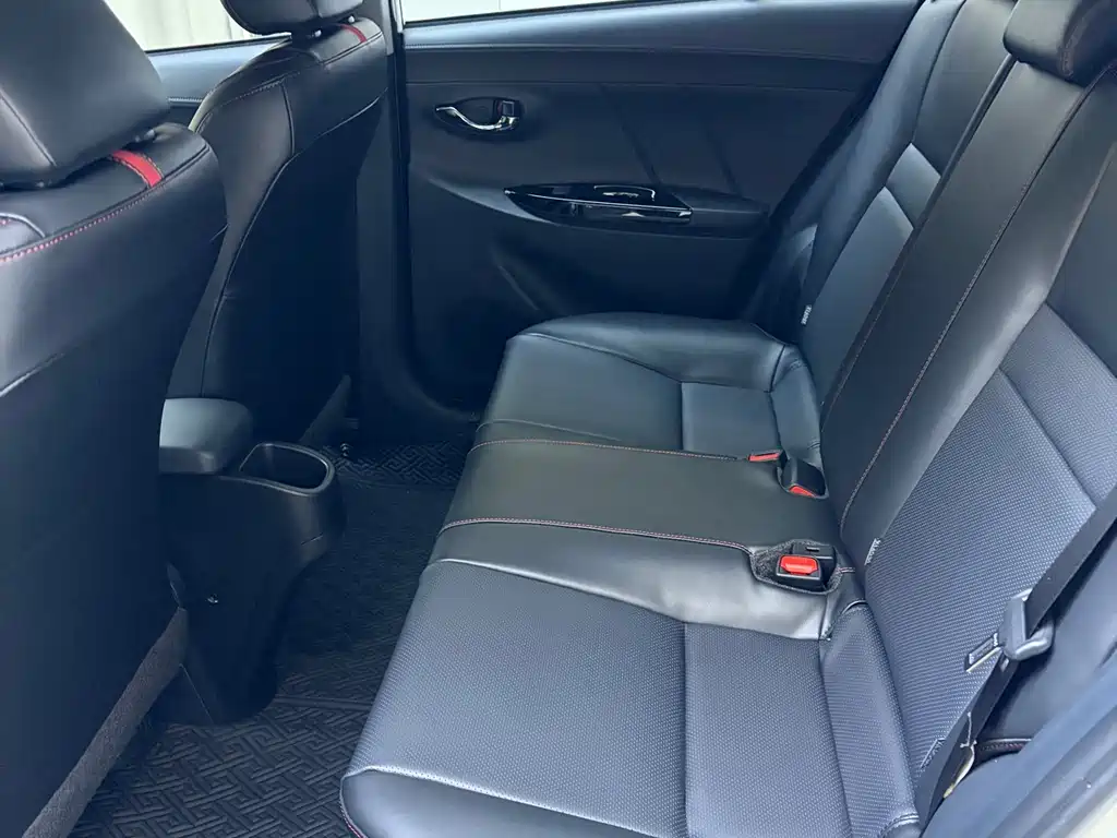 Toyota Yaris L — фото 10