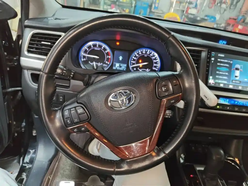 Toyota Highlander — фото 10