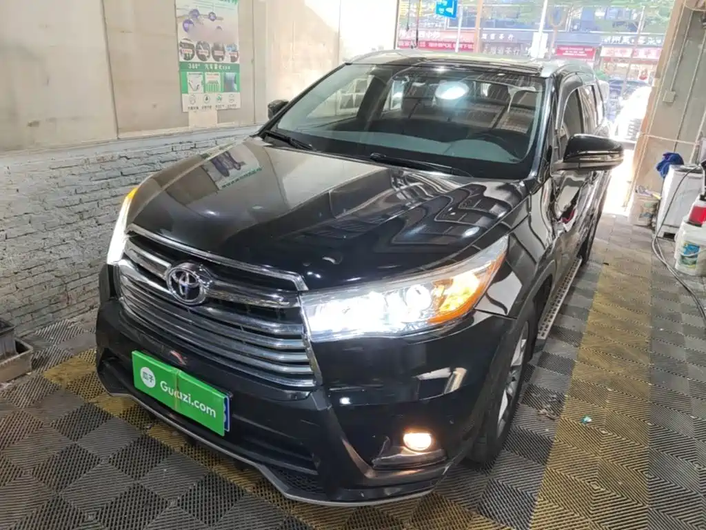 Toyota Highlander — фото 1