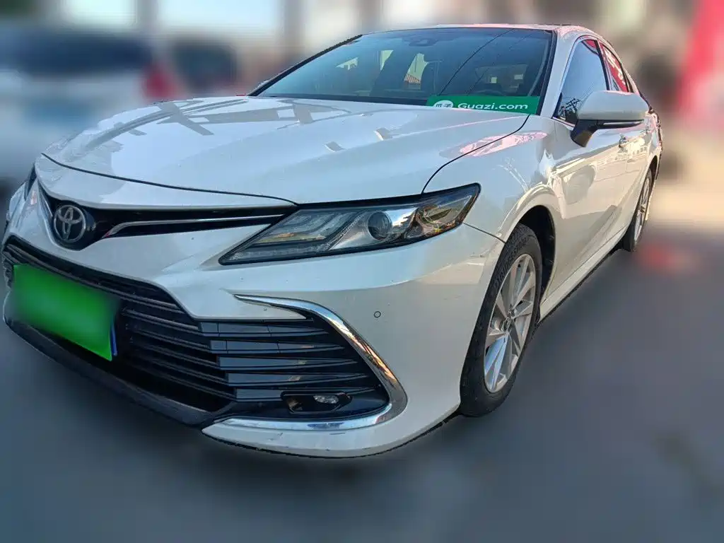 Toyota Camry — фото 1