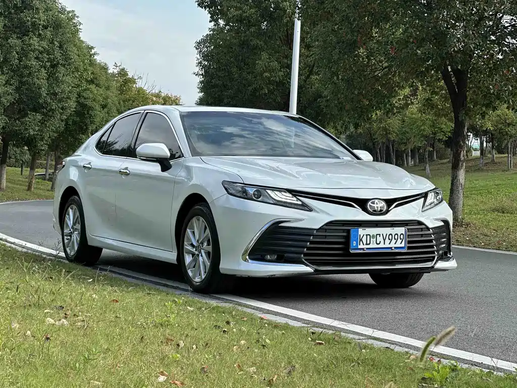 Toyota Camry — фото 3
