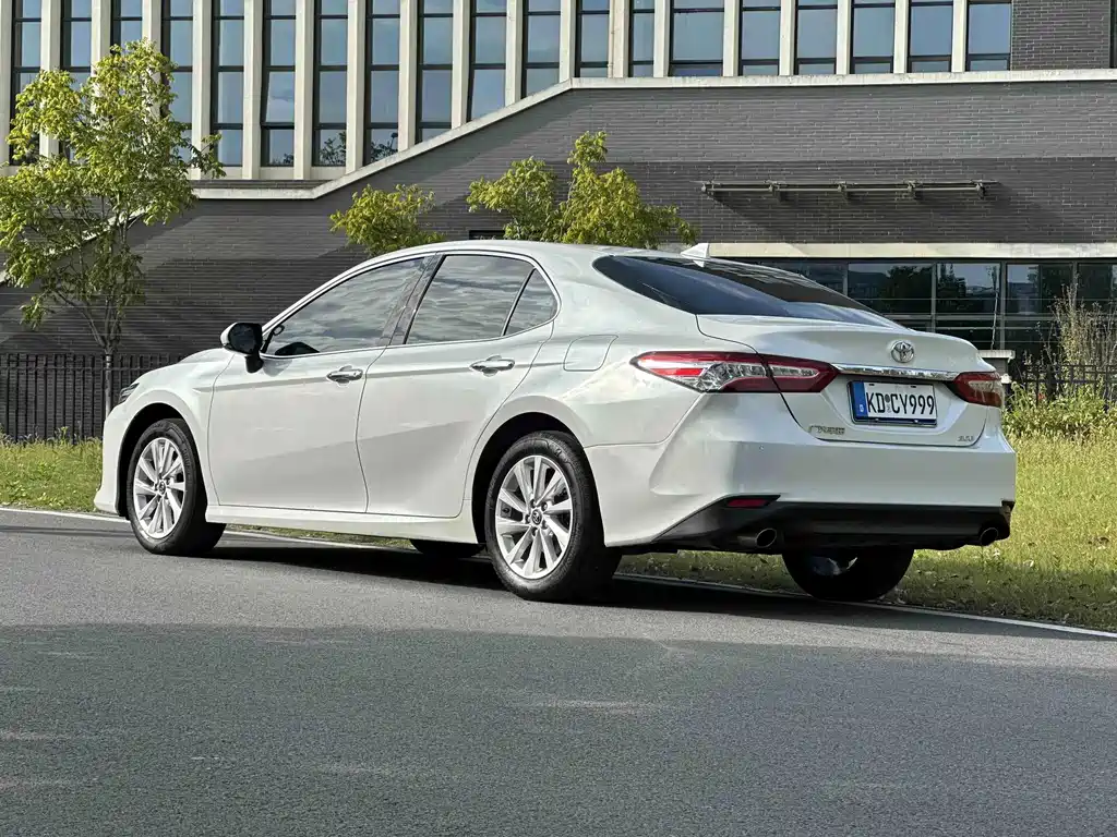 Toyota Camry — фото 5