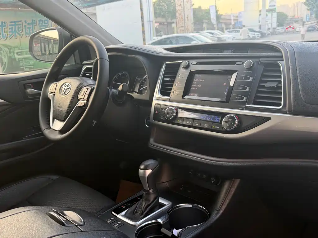 Toyota Highlander — фото 17