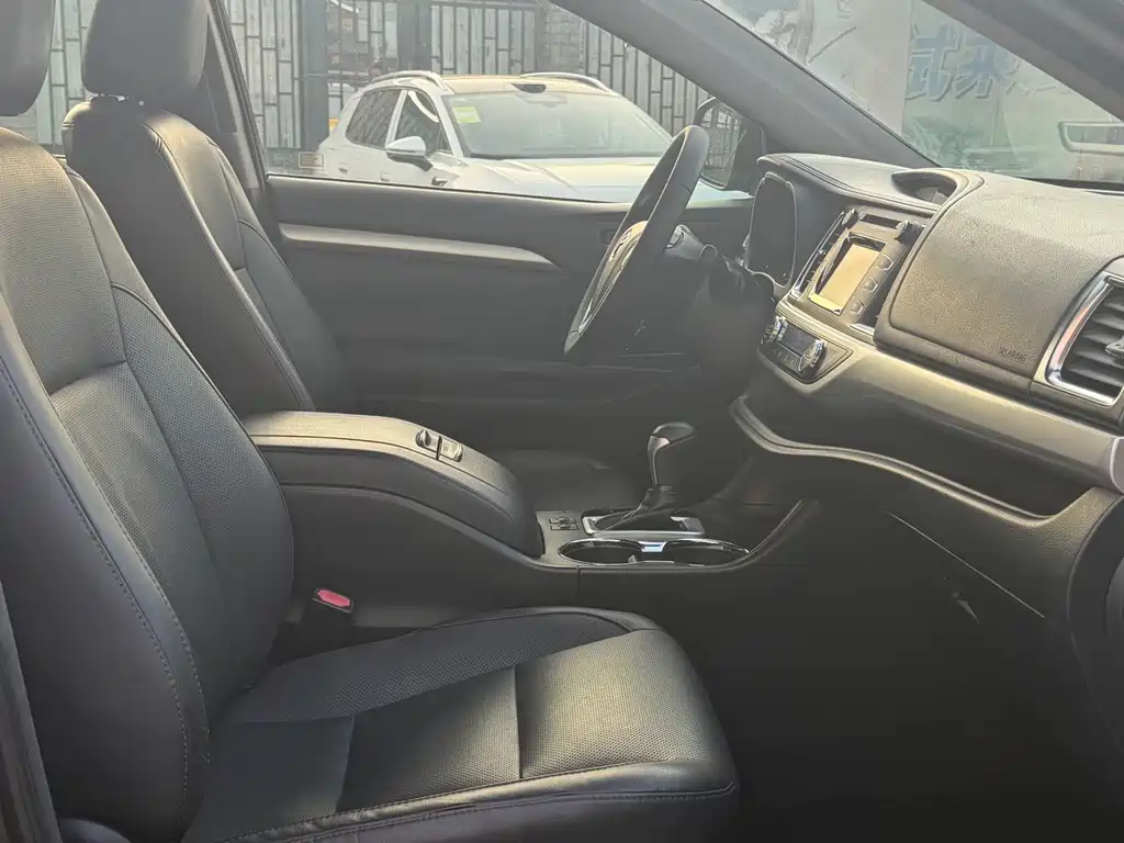 Toyota Highlander — фото 18