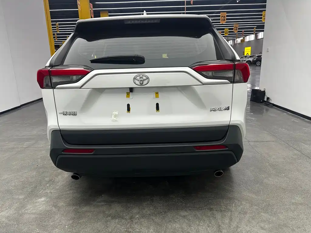 Toyota RAV4 — фото 11