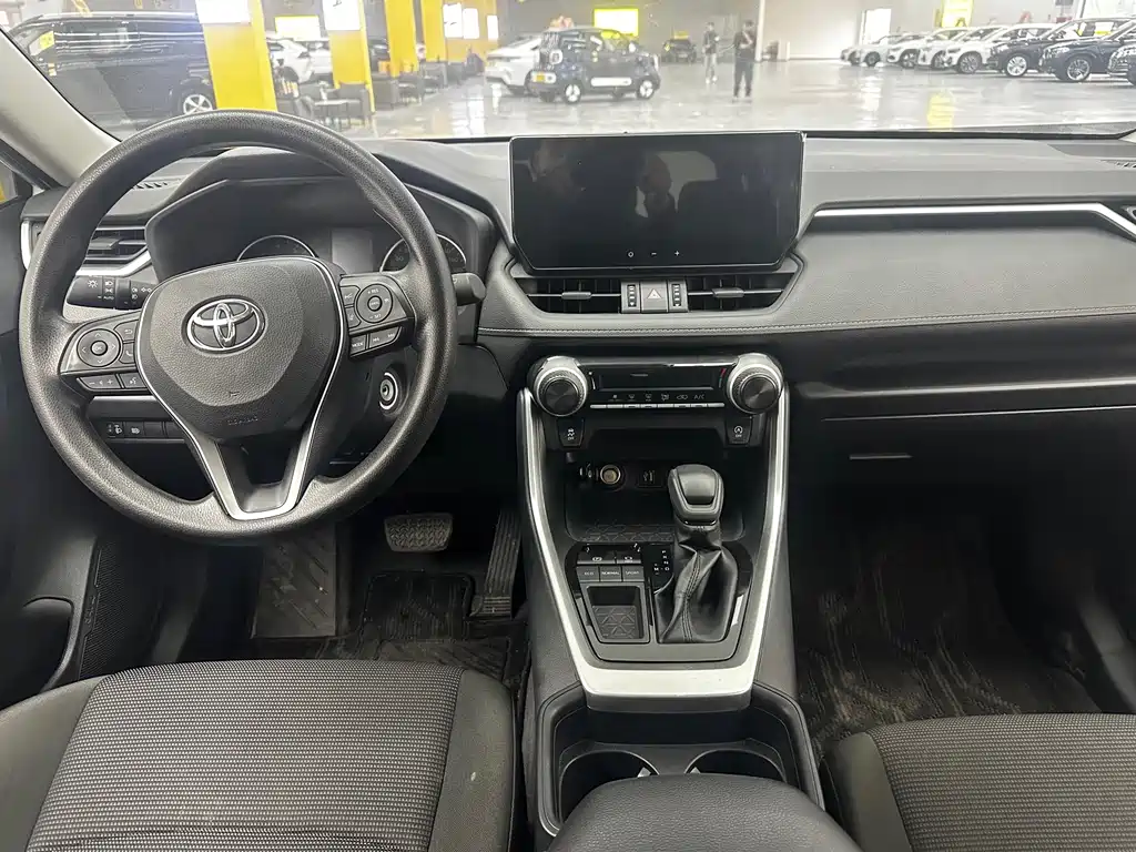 Toyota RAV4 — фото 7