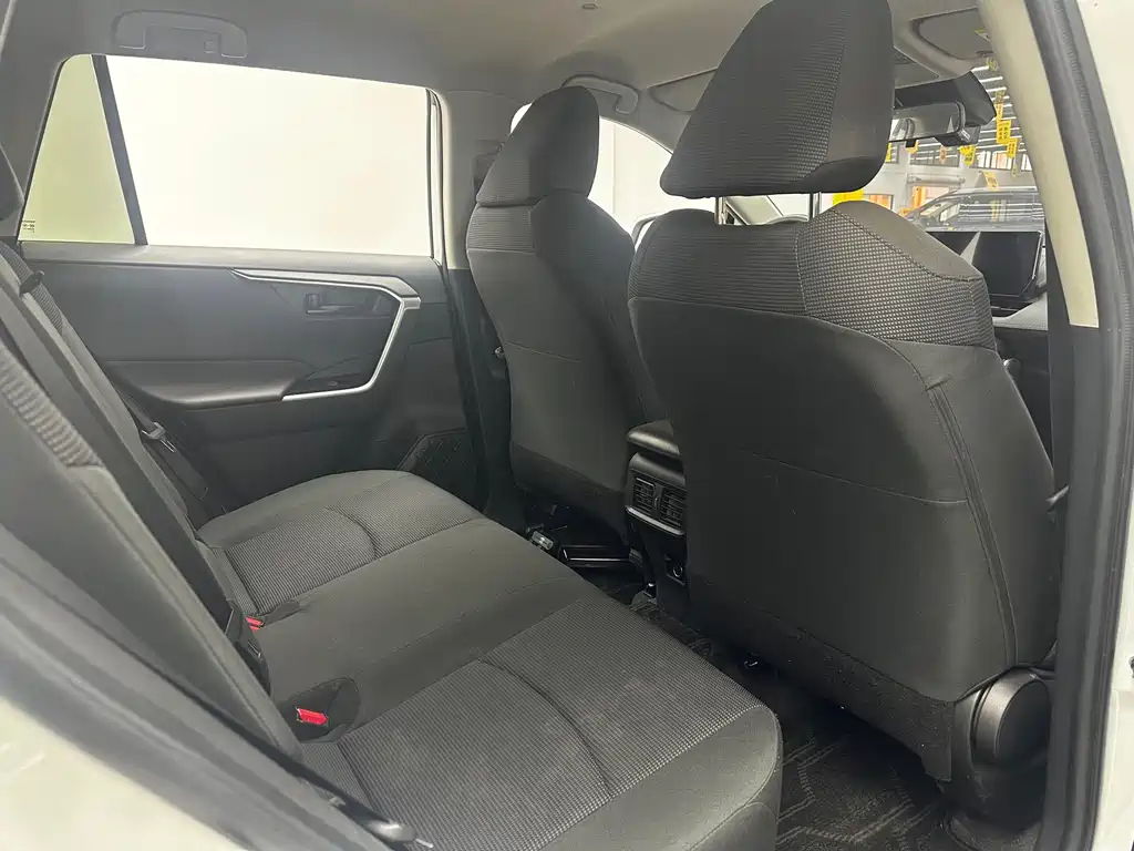 Toyota RAV4 — фото 10
