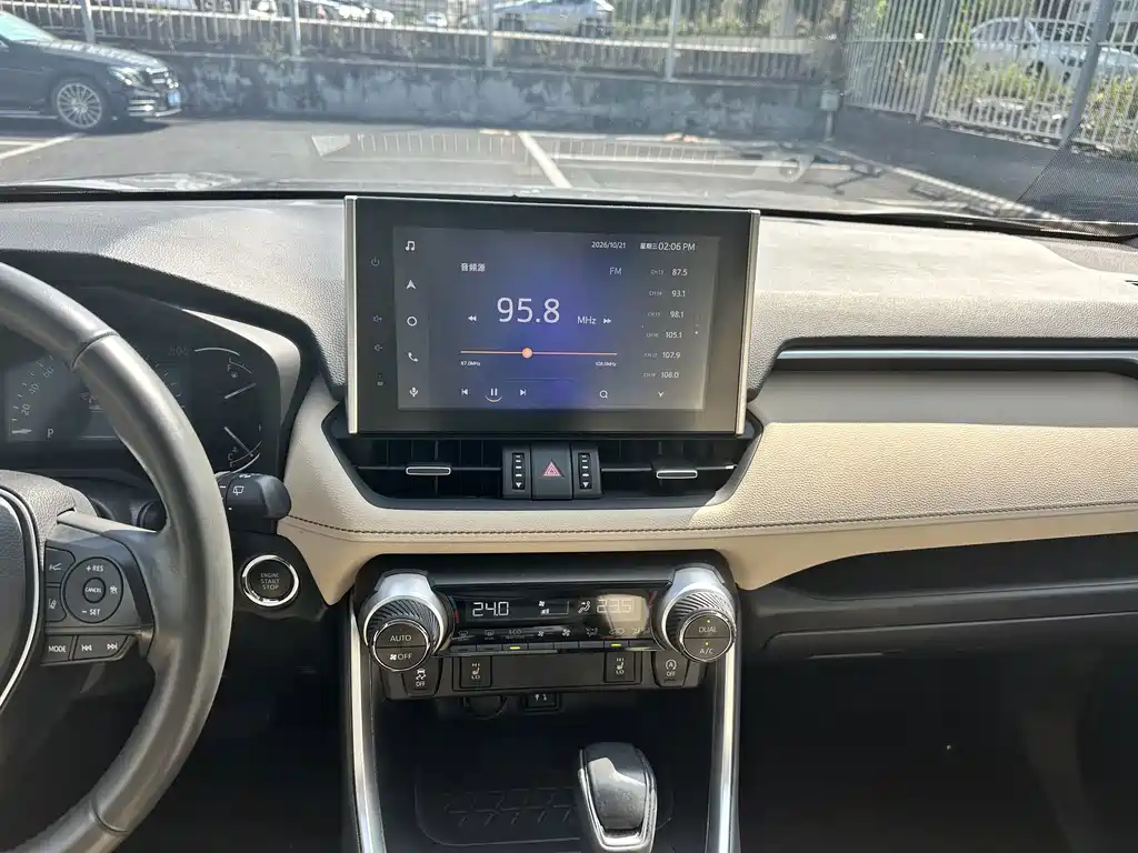 Toyota RAV4 — фото 11