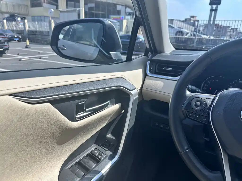 Toyota RAV4 — фото 13
