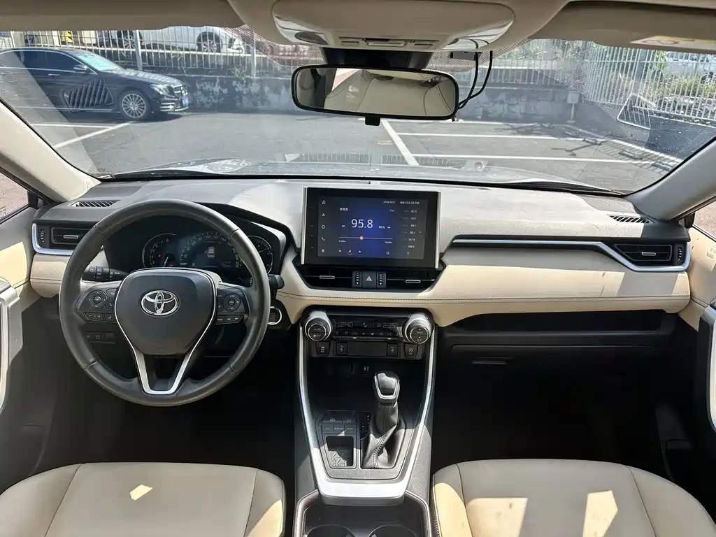 Toyota RAV4 — фото 15