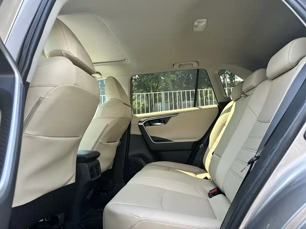Toyota RAV4 — фото 17