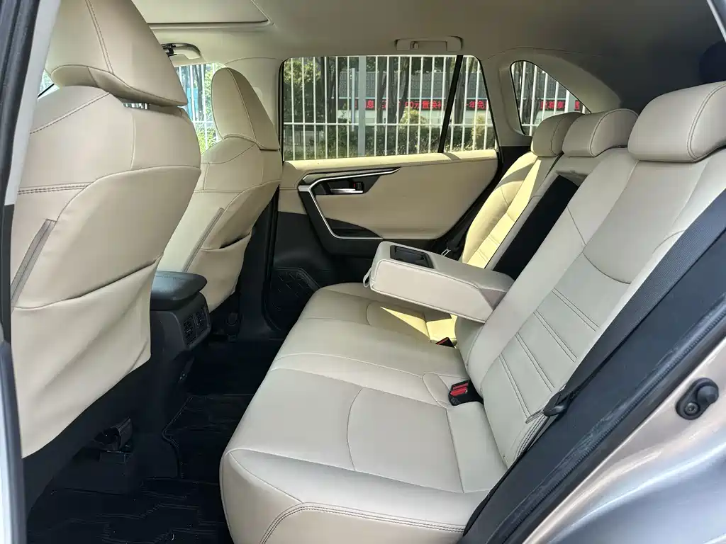 Toyota RAV4 — фото 18