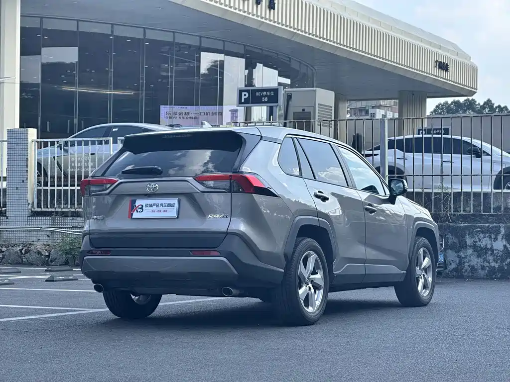 Toyota RAV4 — фото 4
