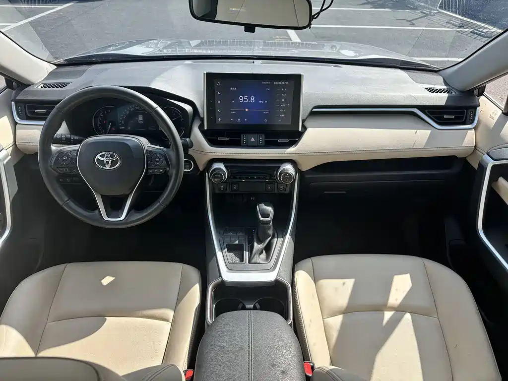 Toyota RAV4 — фото 6