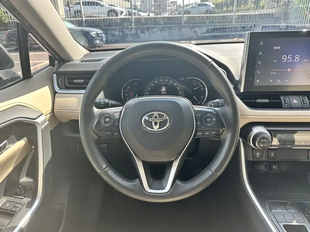 Toyota RAV4 — фото 7